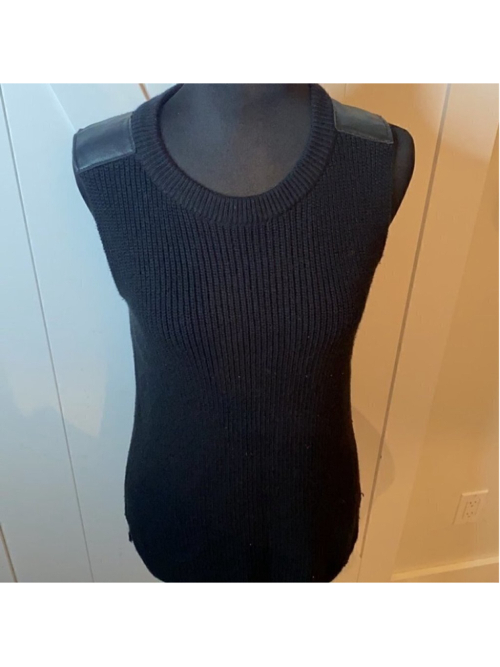 Club Monaco sweater vest shoulder patch cotton blend sz xs